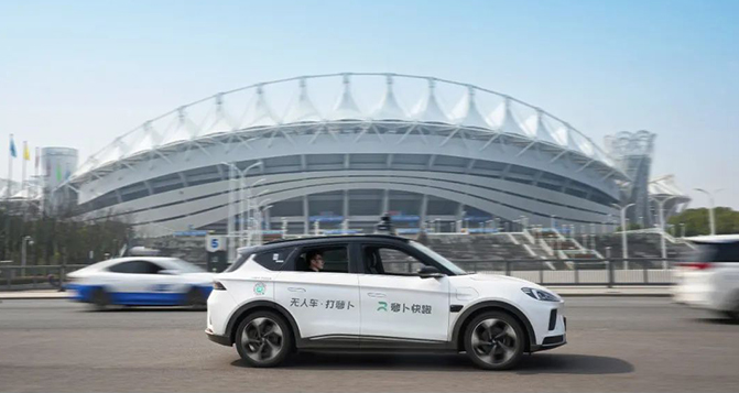 無(wú)人駕駛出租車火了，何小鵬表示為時(shí)過(guò)早